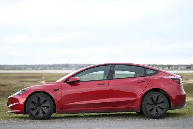 Canada: Gas Car Ban 2035, AI-Generated Vehicle Regulation Claims Debunked